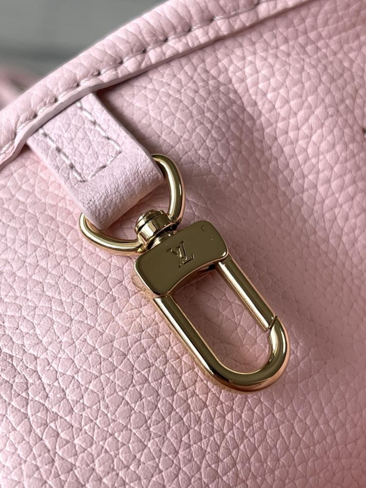 حقيبة لويس فيتون Louis Vuitton بنقشة المونوغرام باللون الوردي