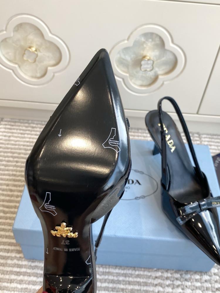 حذاء Prada فاخر