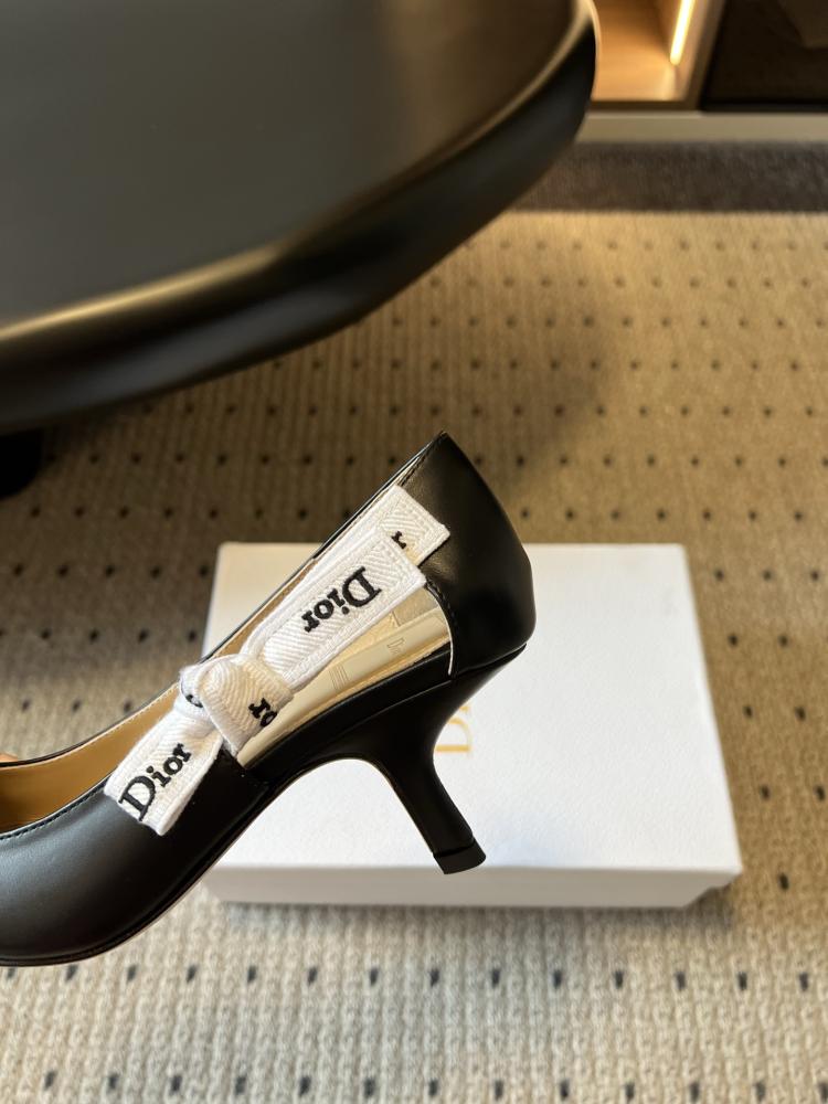 حذاء Dior فاخر