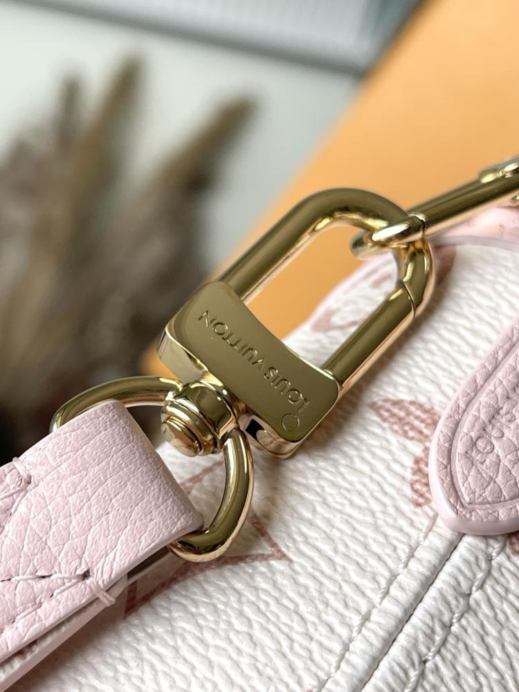 حقيبة لويس فيتون Louis Vuitton بنقشة المونوغرام باللون الوردي