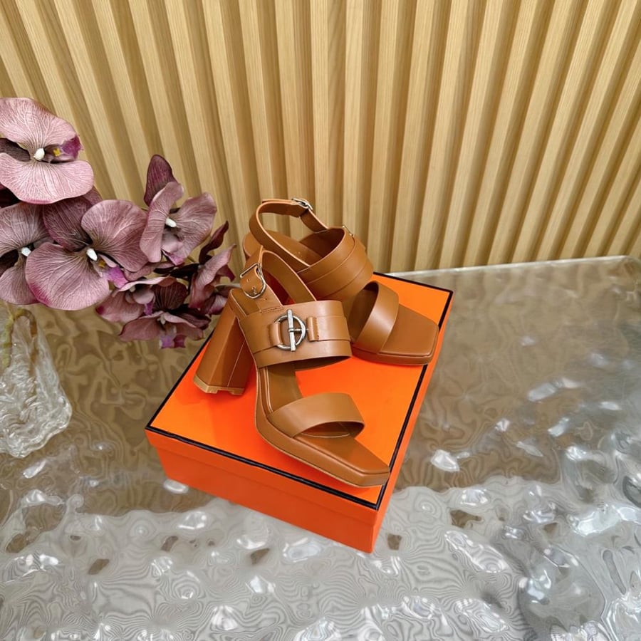 صندل Hermès بكعب عريض