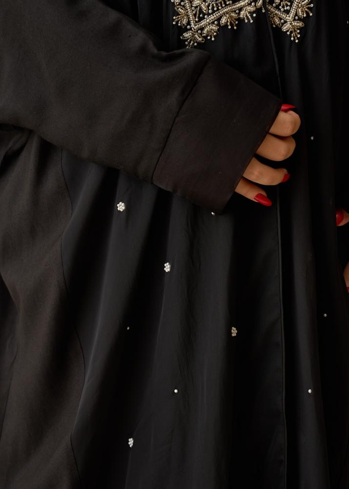 عباية حرير طبيعي سوداء مع طرحة مطرزة يدويًا – عباية فاخرة للمناسبات والسهرات