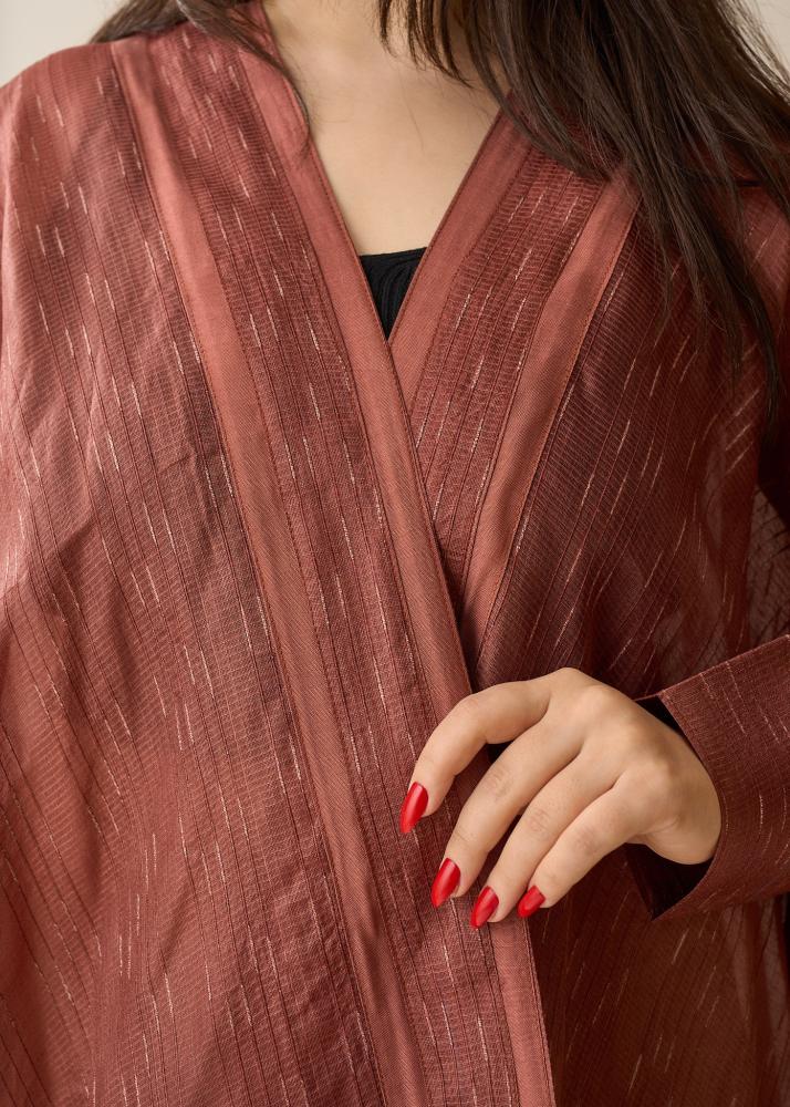 عباية لينن طبيعي مطرزة يدوياً بلون طوبي – عباية صيفية فاخرة مع شال منسق
