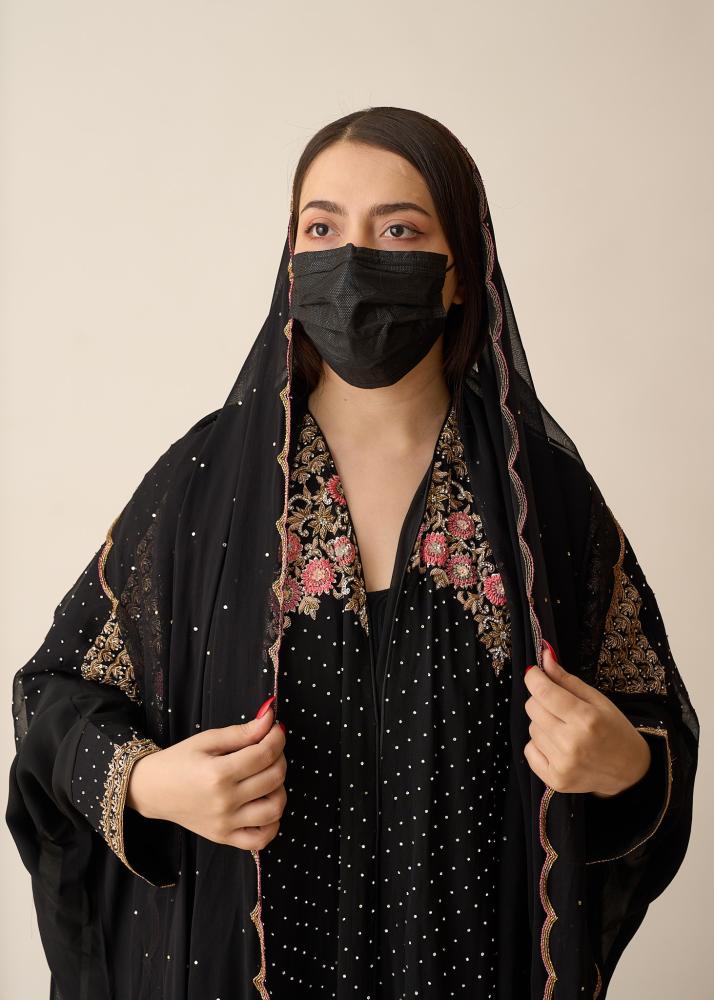 عباية حرير طبيعي مشكوكة بالكامل مطرزة يدويًا مع شال فاخر –فاخرة للمناسبات بتفاصيل وردية وذهبية