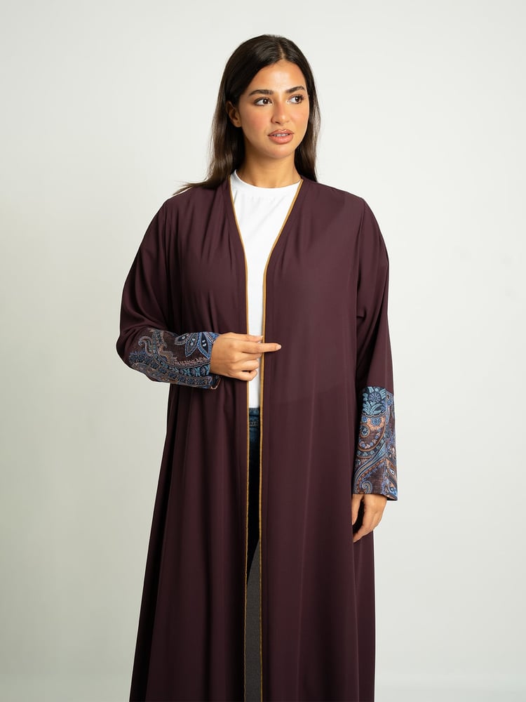 عباية سادة بيزلي نص كلوش بكم ضيق تيني
