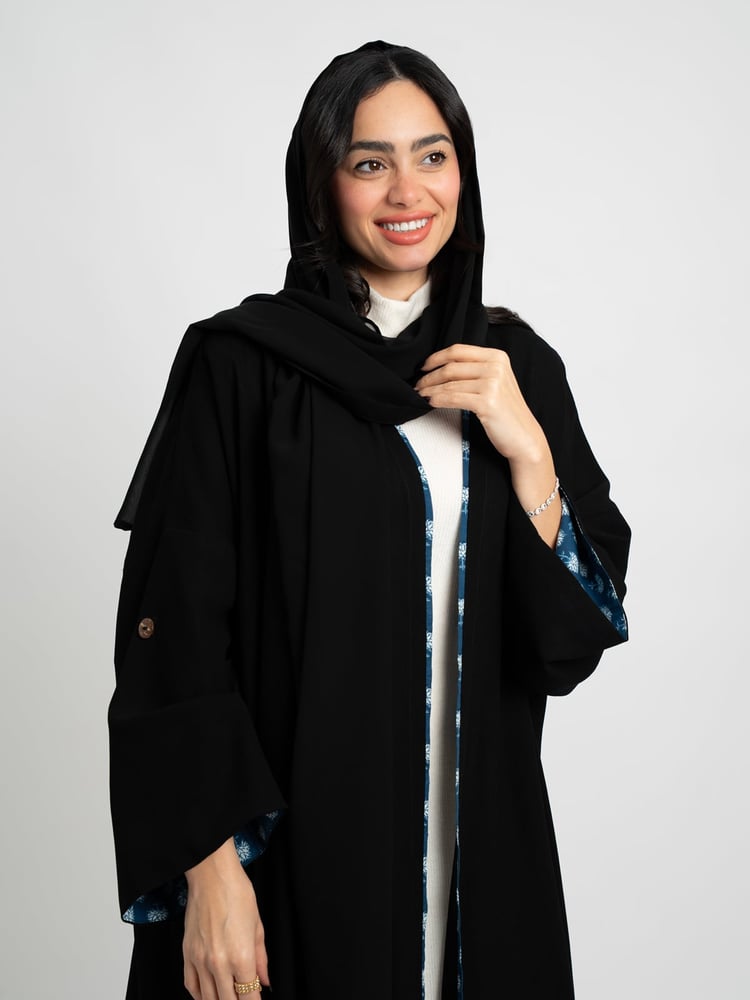 عباية بوهيمي أسود بلمسة زرقاء