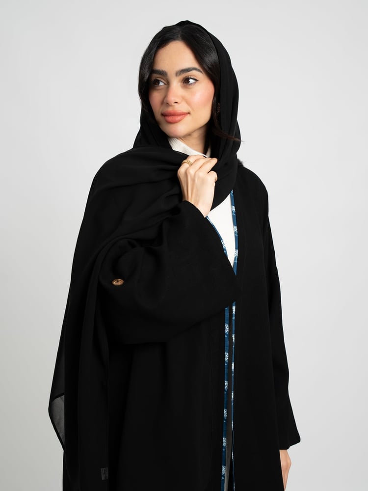 عباية بوهيمي أسود بلمسة زرقاء