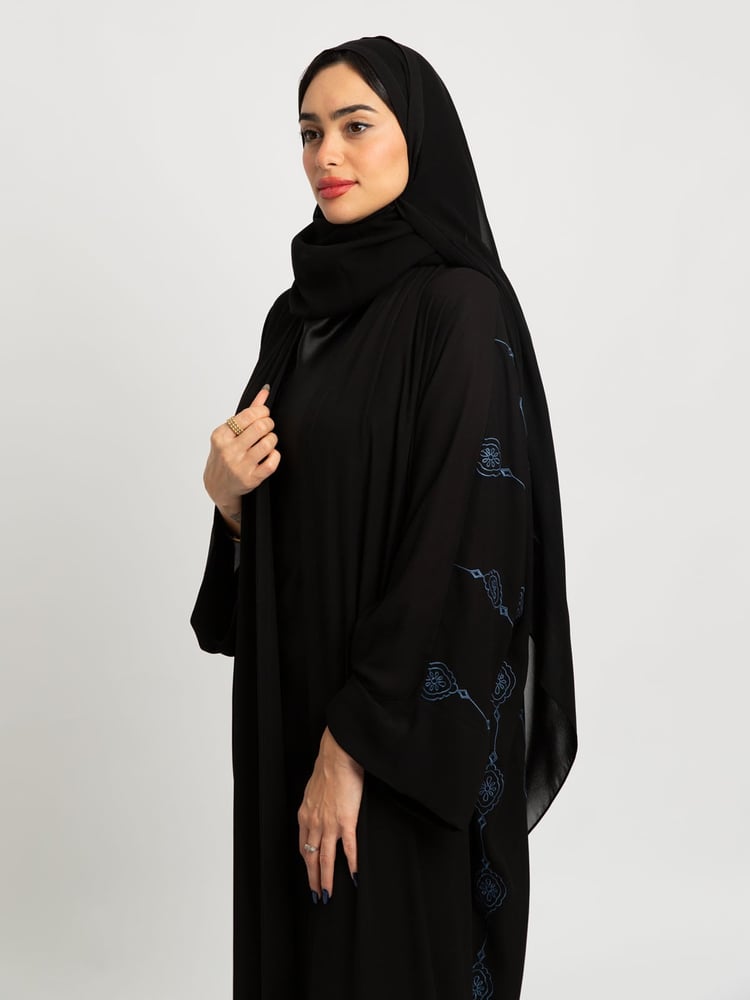 عباية واسعة سلاسل الورد أسود