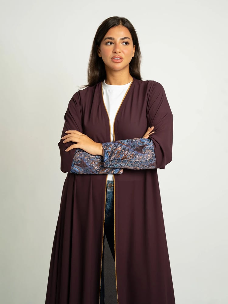 عباية سادة بيزلي نص كلوش بكم ضيق تيني