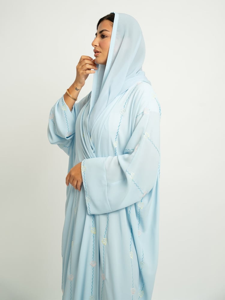 عباية واسعة صدف ومَحَار سماوي
