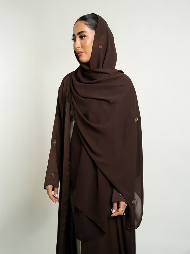 عباية واسعة بكم ضيق خيال بني