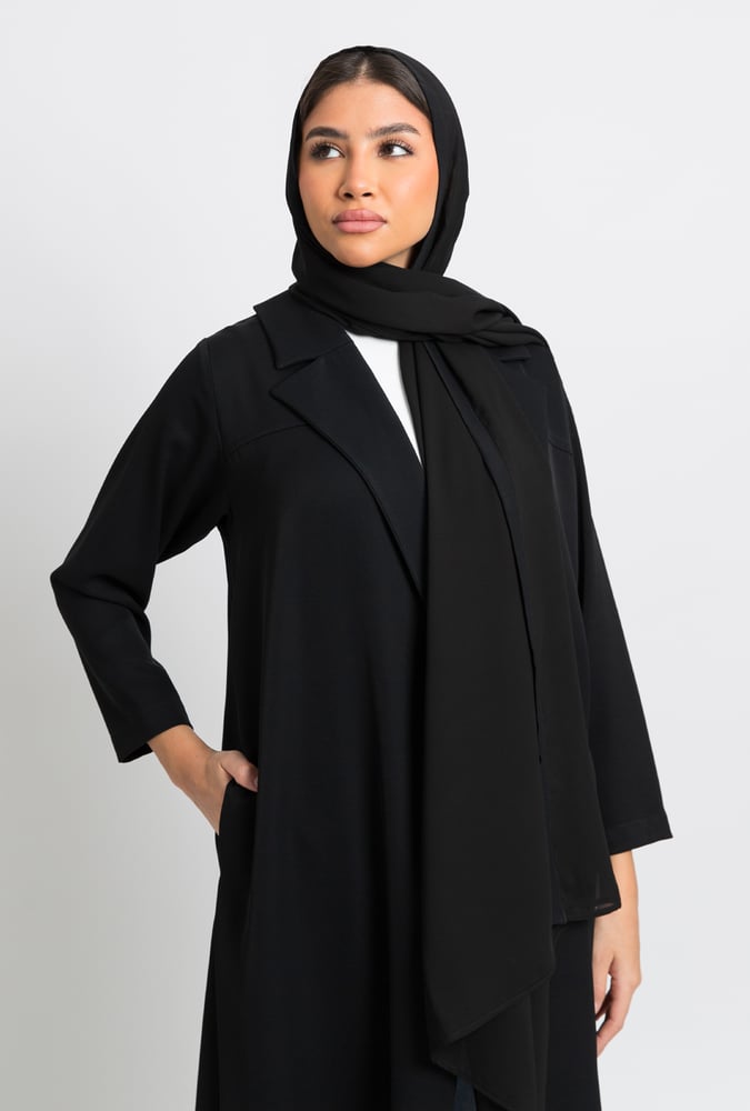 سوت عباية سوداء