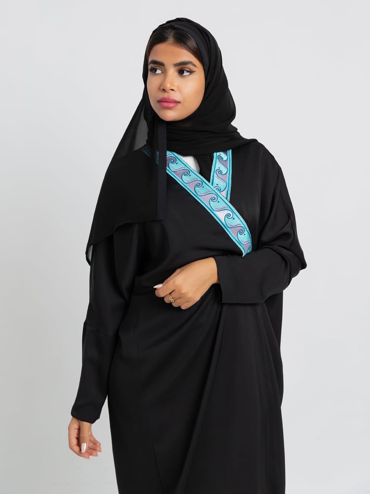 عباية سوداء الأمواج الزرقاء