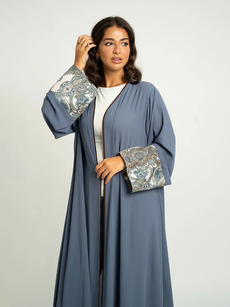 عباية سادة بيزلي نص كلوش أزرق حديدي