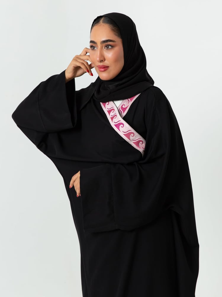 عباية سوداء بأمواج وردية