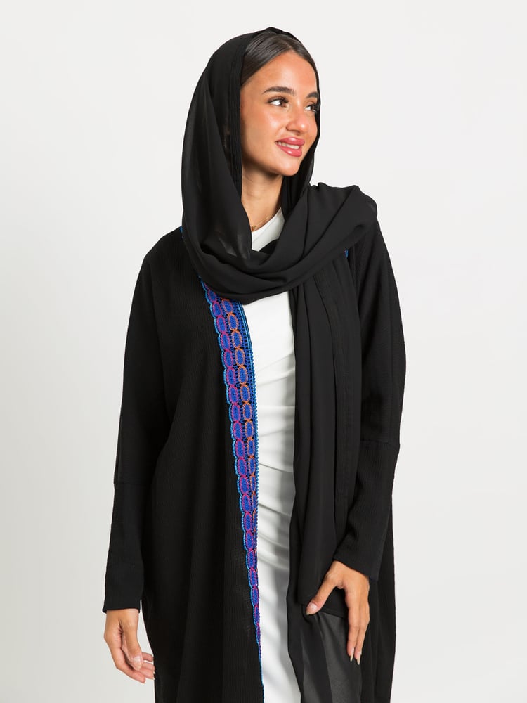 عباية سوداء مع كلفة أزرق منسوجة