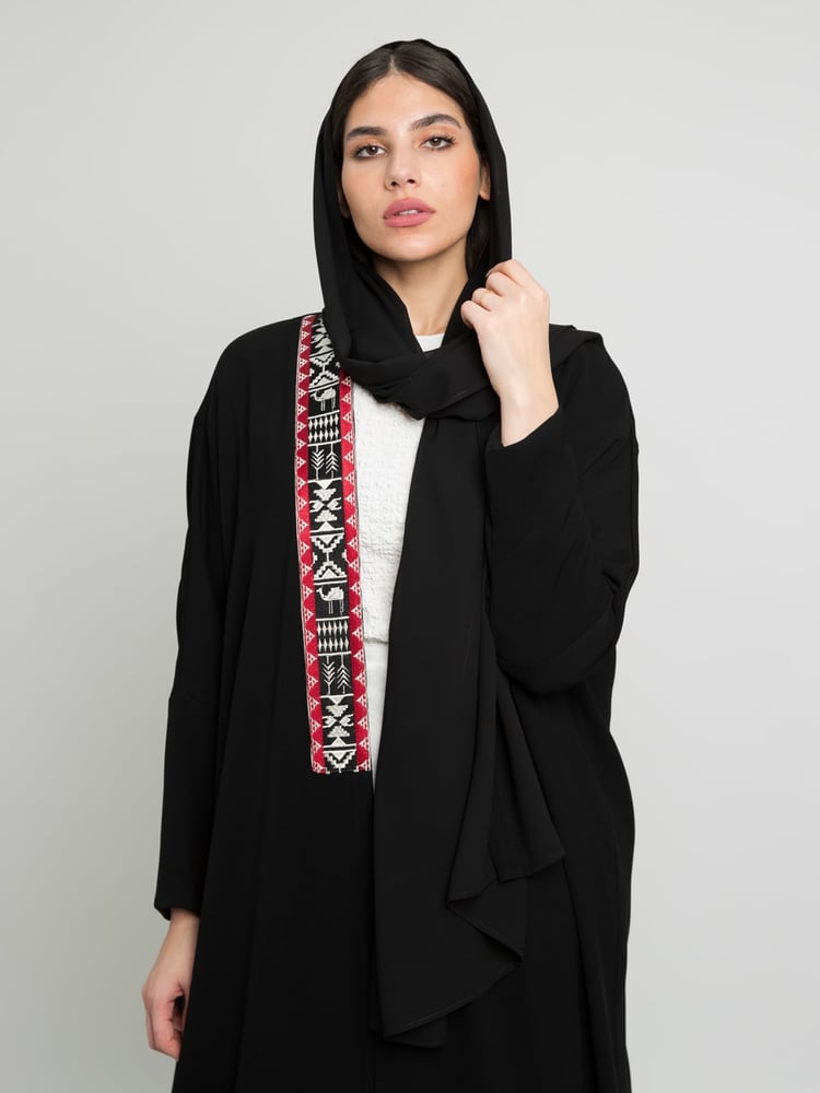 أسود مع كلفة الجمل باللون الأحمر - عباية نص بشت طويلة مفتوحة بقماش كريب