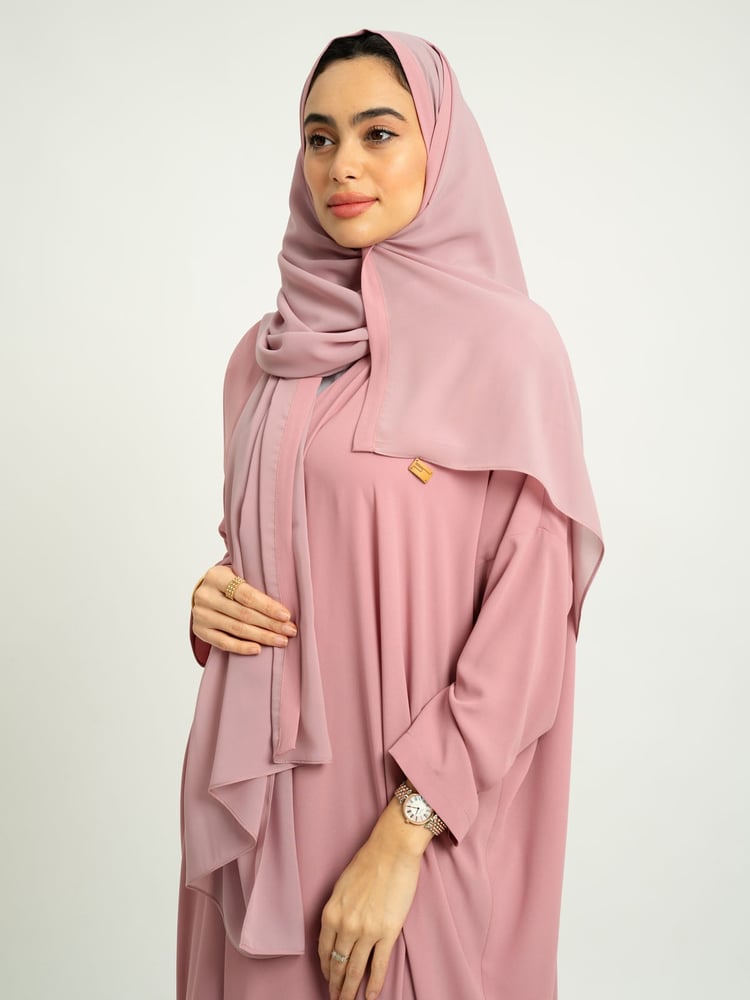 عباية واسعة بكم ضيق وردي