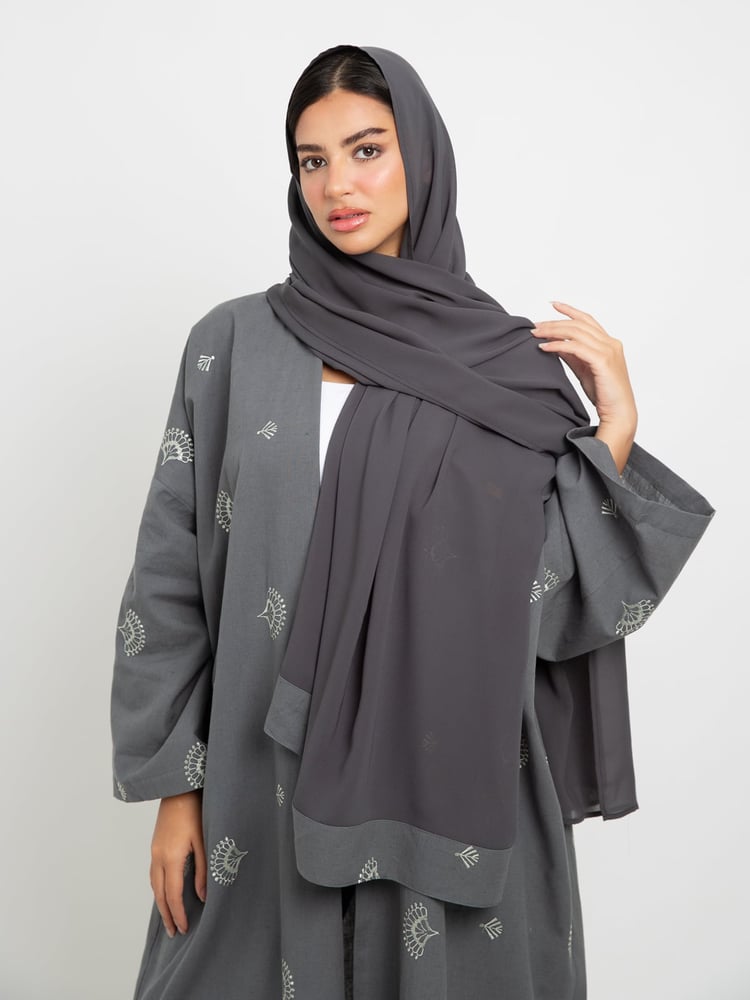 عباية بوهيمي ريشة رمادي