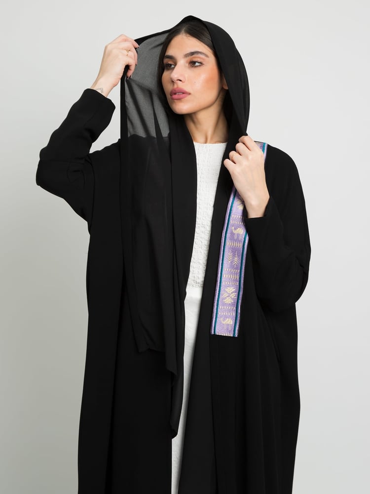 أسود مع كلفة الجمل باللون الموف - عباية نص بشت طويلة مفتوحة بقماش كريب
