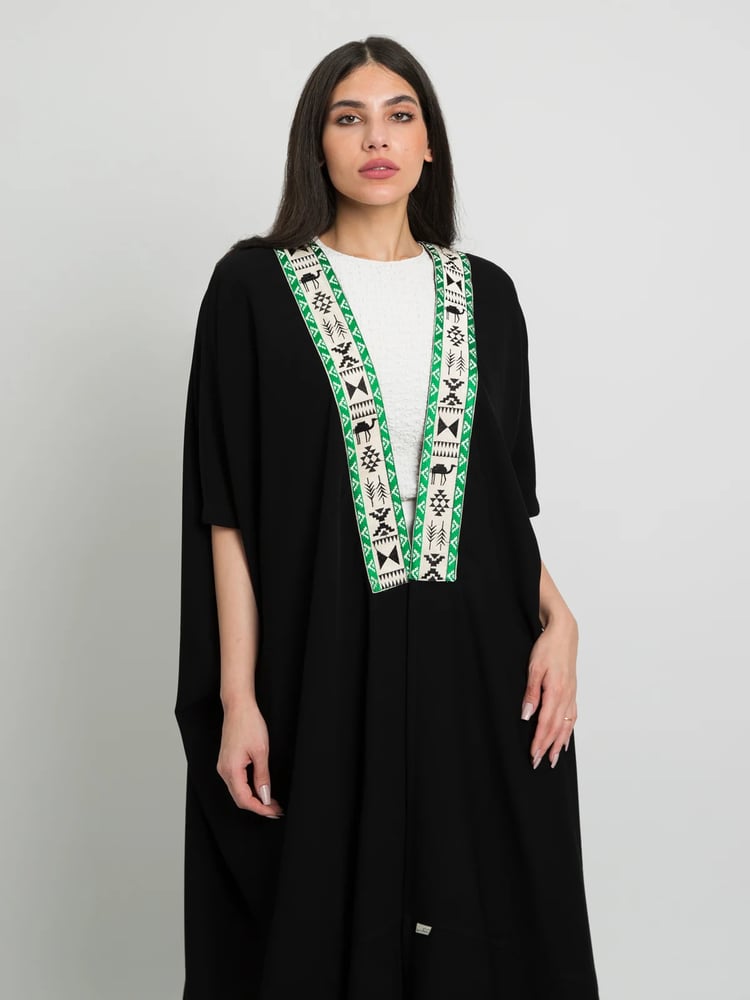 أسود مع كلفة الجمل باللون الأخضر - عباية بشت كم للكوع بقماش كريب