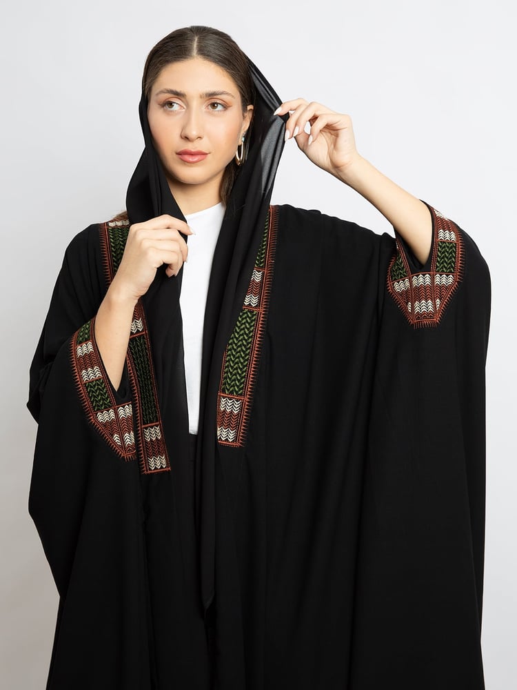 عباية بشت طويلة بتطريز شماغ أخضر - أسود