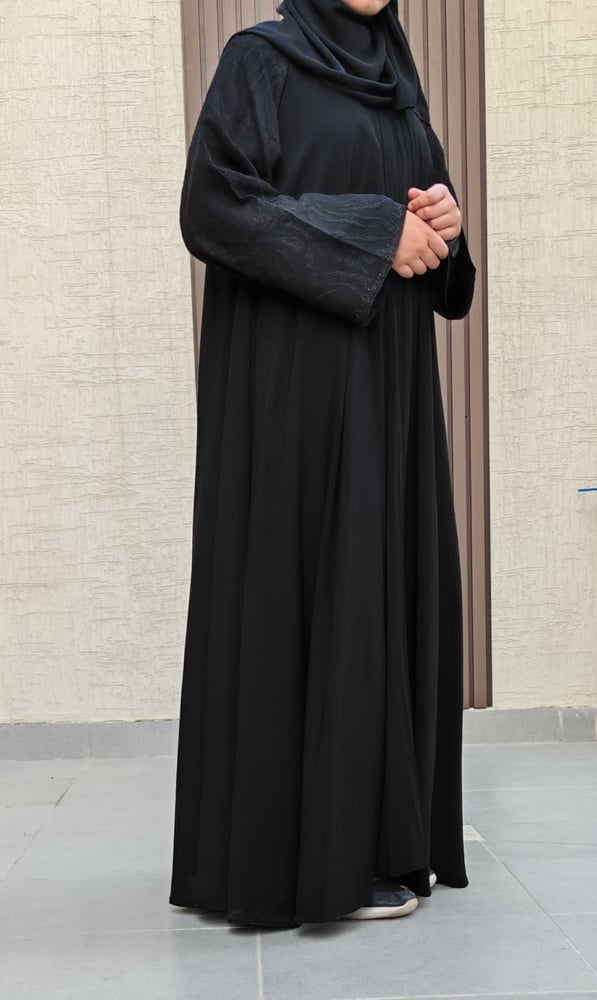 عباية كلوش بأكمام مطرزة