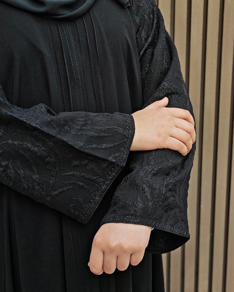 عباية كلوش بأكمام مطرزة