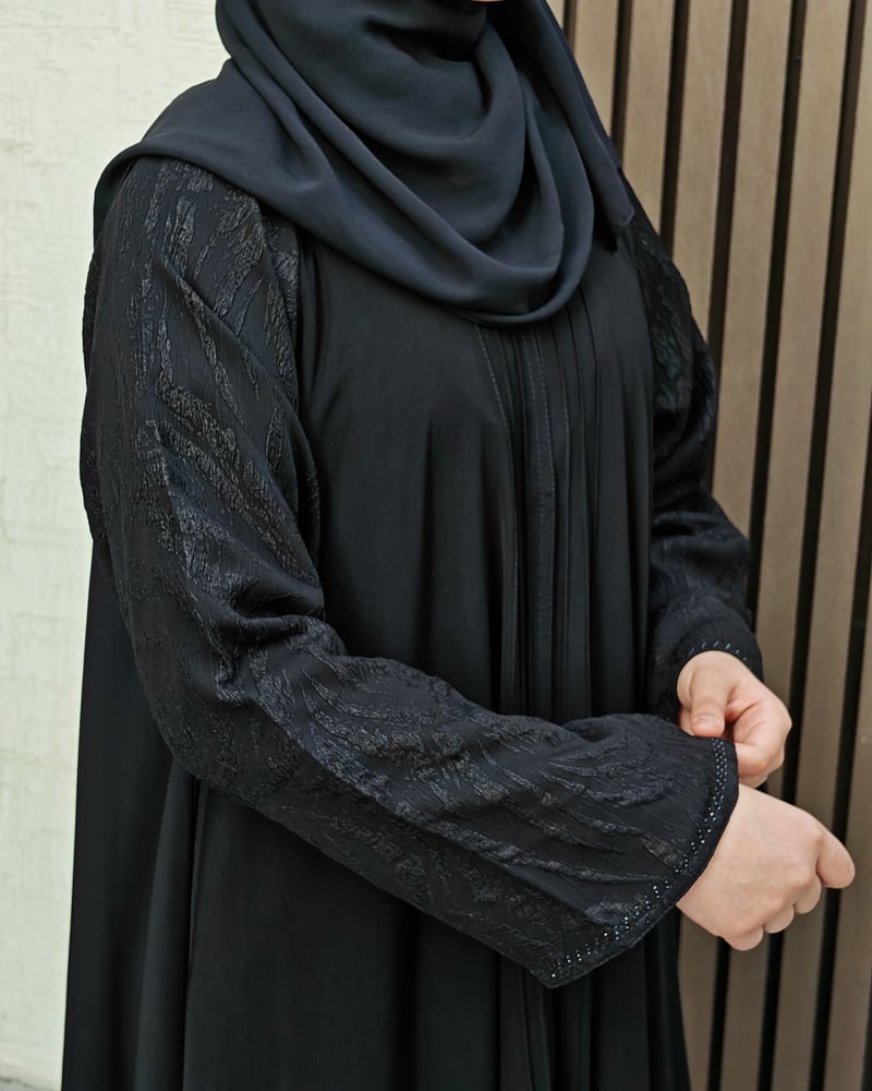 عباية كلوش بأكمام مطرزة