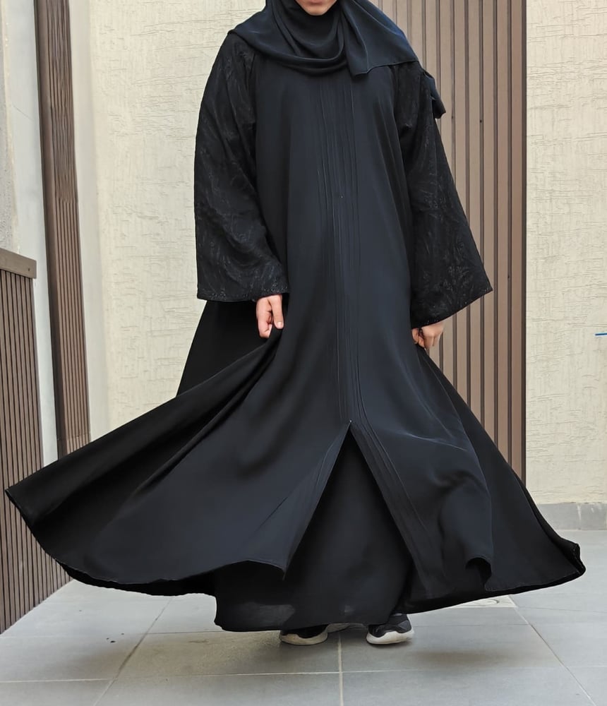 عباية كلوش بأكمام مطرزة