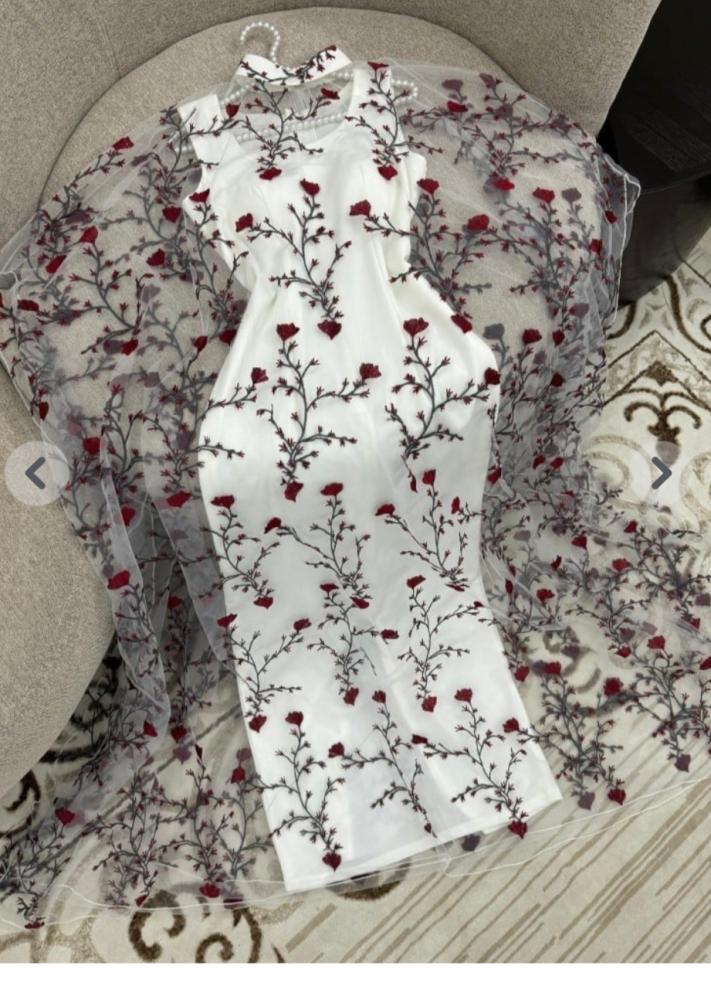 الوان : اوفوايت  طول /63انش  المقاسات برقم  : 1/2/3/4/5 المقاسات بالحرف : S/M/L/XL/XXL الخامه :كريب  ماسك + مبطن تل + مبطن بطانه