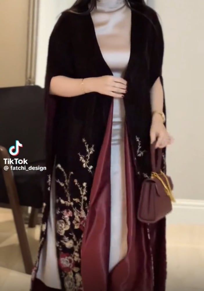 جلابيه فخمه القماش باربي+ تفته استرتش +تطريزكمبيوتر المقاسات 1-6
