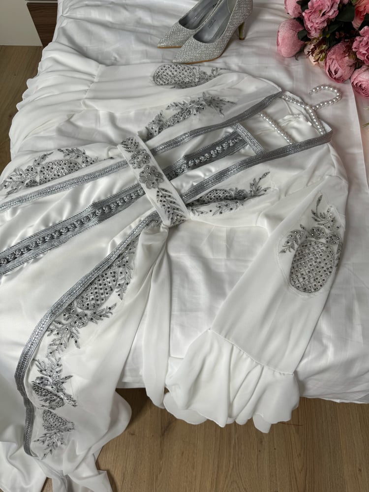الالوان :  سكري  ⚠️قطعتين المقاسات برقم  : 1/2/3/4/5 المقاسات بالحرف M/L/XL/X/XXL/XXXL الخامه : شيفون  ناعم  + تفته لمعه حرير + تطريز كمبيوتر  +  فصوص كرستال