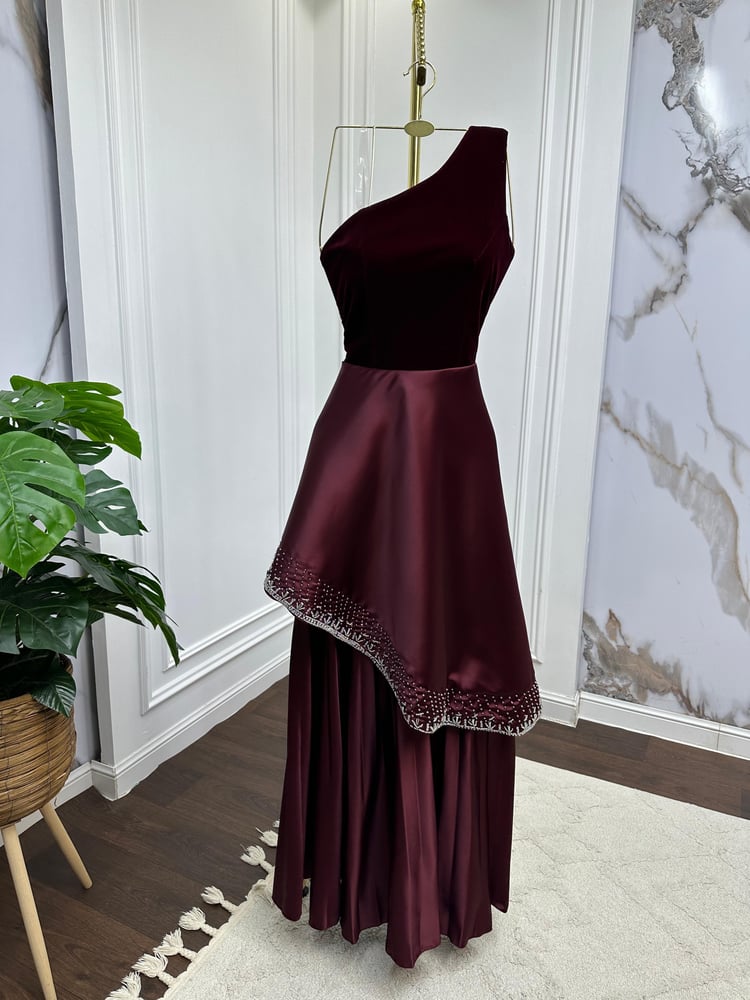 فستان فخم  القماش :جوخ+تطريز +بليسيا   المقاسات : 1 -6  المقاس بالحروف :    S M L XL XXL XXXL