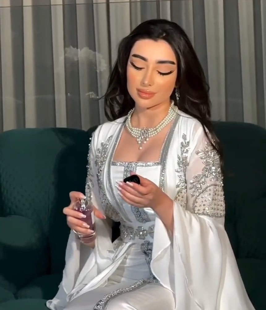 الالوان :  سكري  ⚠️قطعتين المقاسات برقم  : 1/2/3/4/5 المقاسات بالحرف M/L/XL/X/XXL/XXXL الخامه : شيفون  ناعم  + تفته لمعه حرير + تطريز كمبيوتر  +  فصوص كرستال