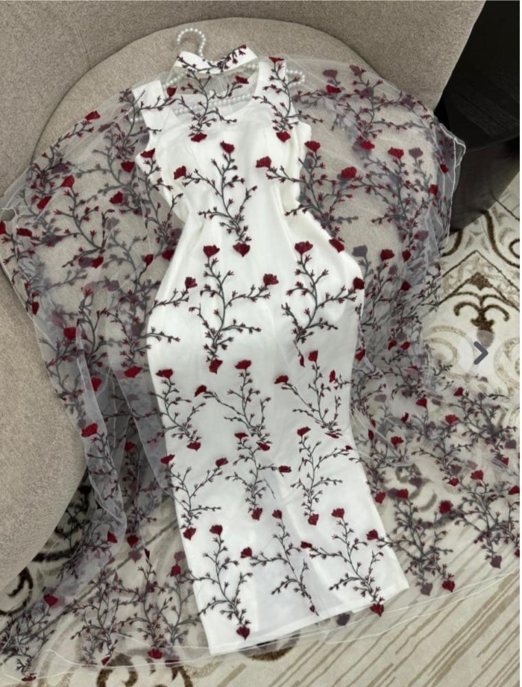 الوان : اوفوايت  طول /63انش  المقاسات برقم  : 1/2/3/4/5 المقاسات بالحرف : S/M/L/XL/XXL الخامه :كريب  ماسك + مبطن تل + مبطن بطانه