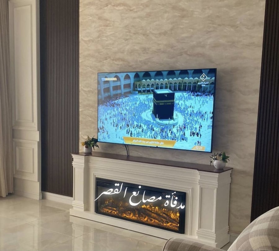 مكتبة خشبيه بسقف بني