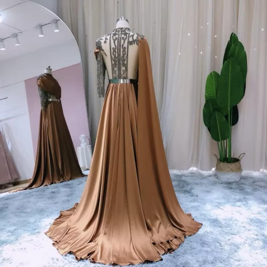 فستان ساتان مع حزام وظهر مكشوف