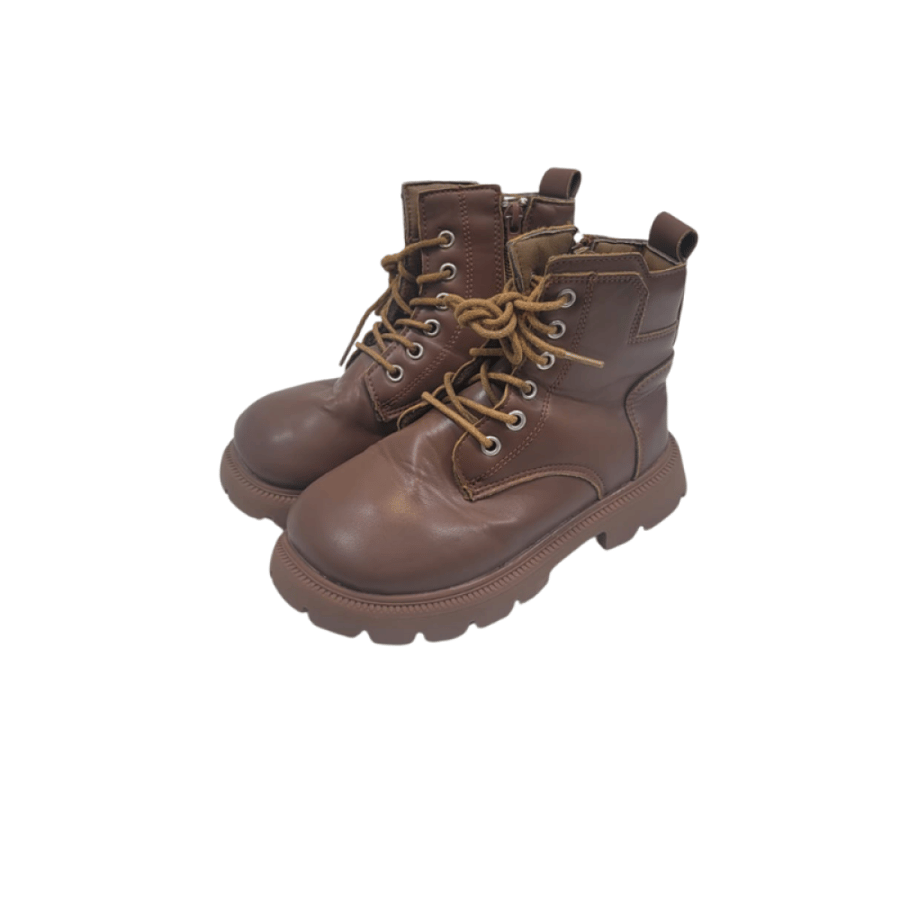 Stylish children's boot with laces and thick sole