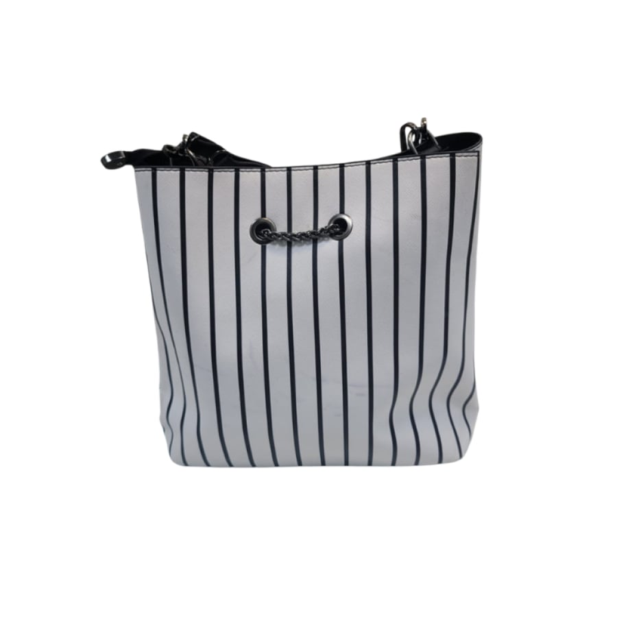 A women's handbag inspired by CHANEL with an additional wallet
