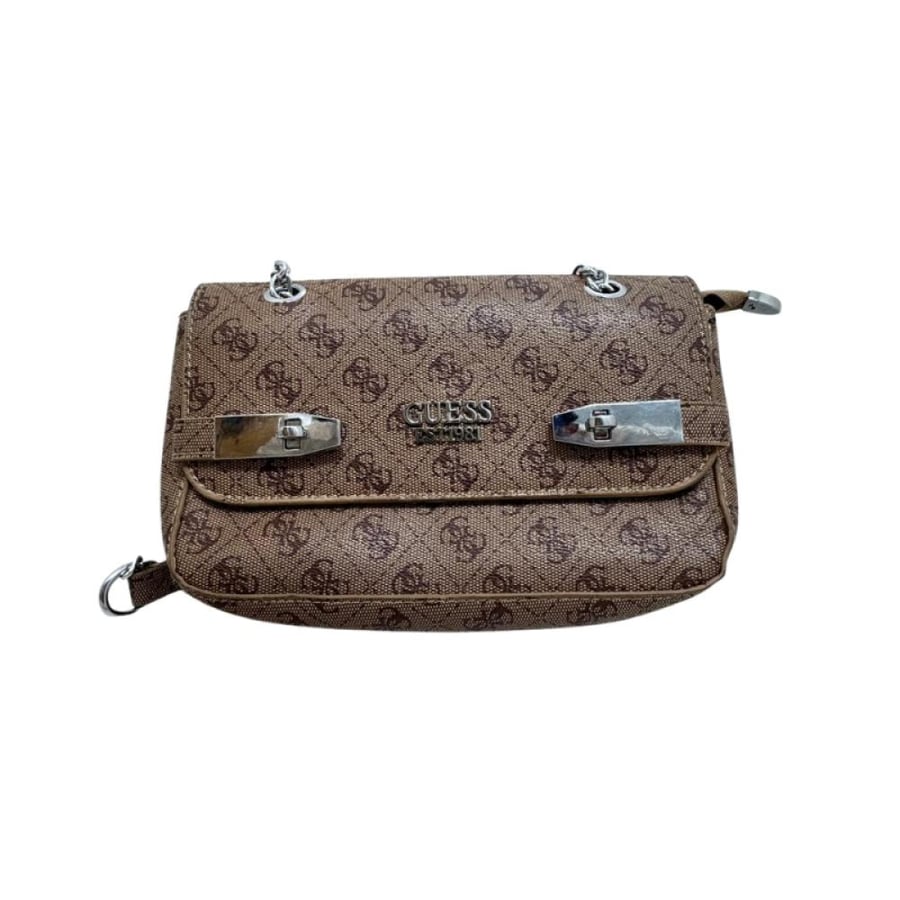 حقيبة كتف Guess بجلد بني ونقشة شعار الماركة الأيقونية وشعار معدني فضي