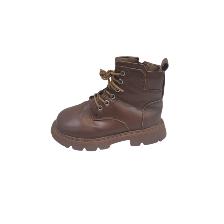 Stylish children's boot with laces and thick sole