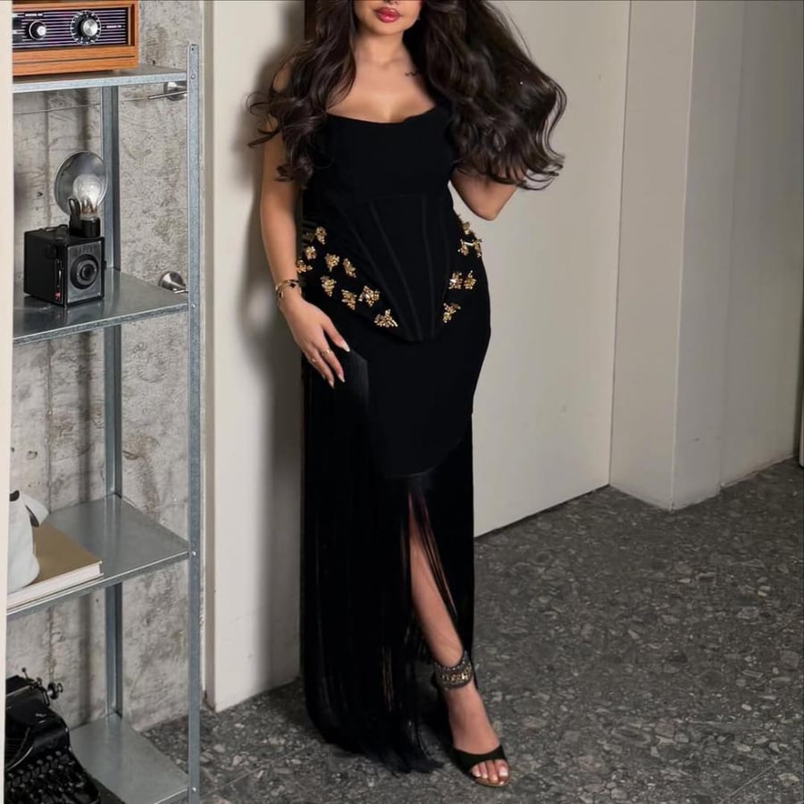 فستان سهرة أسود بقصة أنثوية جذابة