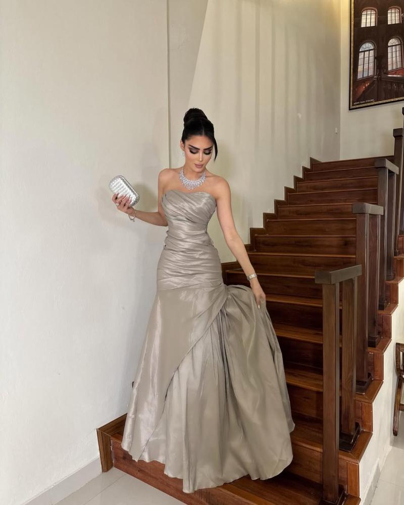 Gray dress, top flared with front pleats