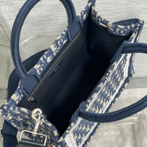 حقيبة ديور Book Tote بحزام بنقشة Dior Oblique زرقاء ودانتيل أبيض