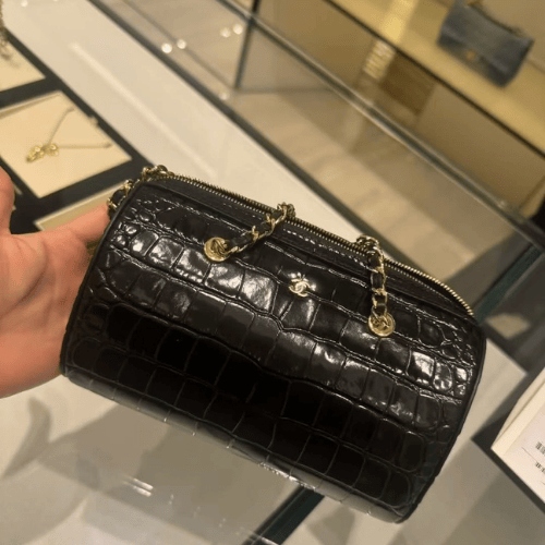 شنطة شانيل ميني تايمليس باريل جلد عجل بنقشة تمساح وسلسلة