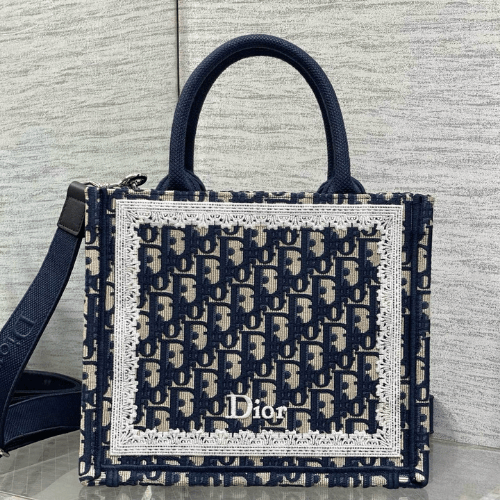حقيبة ديور Book Tote بحزام بنقشة Dior Oblique زرقاء ودانتيل أبيض