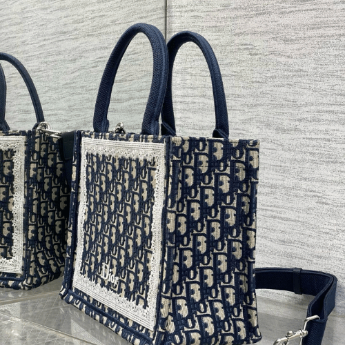 حقيبة ديور Book Tote بحزام بنقشة Dior Oblique زرقاء ودانتيل أبيض