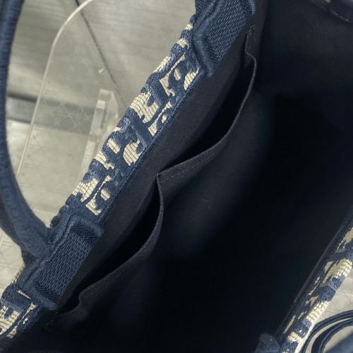 حقيبة ديور Book Tote بحزام بنقشة Dior Oblique زرقاء ودانتيل أبيض