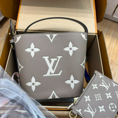حقيبة لويس فويتون CarryAll PM ثنائية اللون من جلد Monogram Empreinte